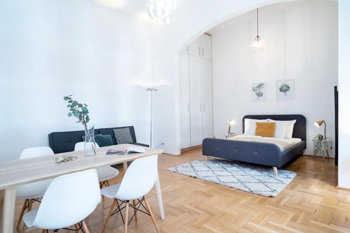Lovely Downtown Apartment Close To The Basilica Budapest 0*,  Ungheria