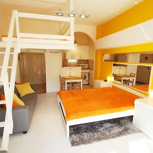  Appartamento Sunny With Balcony In Party District